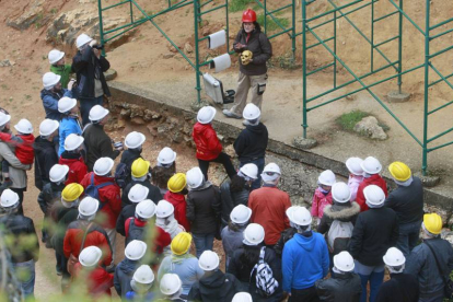 Un grupo de turistas atiende las explicaciones de uno de los guías de Atapuerca.-RAÚL G. OCHOA
