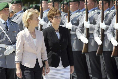 Ursula von der Leyen (izquierda) y su sucesora como ministra de Defensa en Alemania, Annegret Kramp-Karrenbauer, pasan revista a la Guardia de Honor en Berlín.-WOLFGANG KUMM (AP)