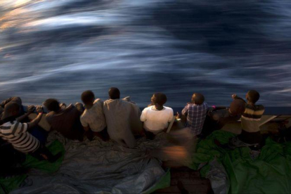 Inmigrantes rescatados a bordo del Golfo Azzurro, la embarcación de la oenegé Proactiva Open Arms.-AP / EMILIO MORENATTI