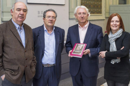 El editor, Fernando Arnaiz (i.), y los autores del libro, de i. a d., José María Chomón, Miguel Ángel Moreno y Clara Sanz, ayer en la Sala Polisón.-Israel L. Murillo