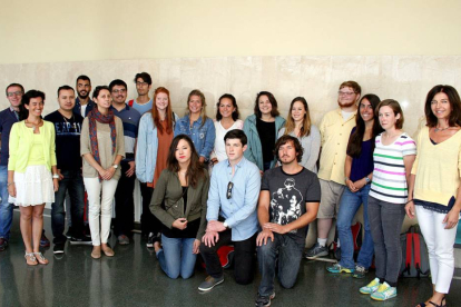 Foto de grupo de los estudiantes con la coordinadora del curso y la vicerrectora de Internacionalización.-ISRAEL L. MURILLO