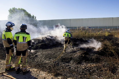 Imagen de bomberos del parque de Burgos en una intervención en un incendio. SANTI OTERO