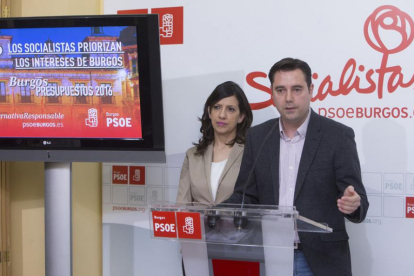 Nuria Barrio y Daniel de la Rosa explicaron la abstención de los socialistas al presupuesto municipal.-RAÚL G. OCHOA