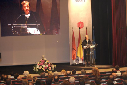 El rector Alberto Gómez Barahona aseguró en su discurso que la tecnología ha cambiado los modos de actuar en sociedad.-ISRAEL L. MURILLO