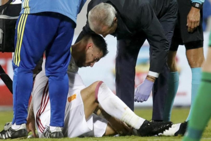 Sergio Ramos cae lesionado en el partido de España en Albania.-EFE / JUANJO MARTÍN