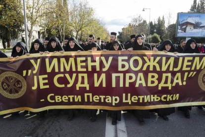 Los popes protestan por las calles de Montenegro