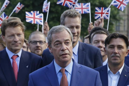 Farage, el 24 de junio del 2016, tras la victoria del brexit en el referéndum.-/ AP / MATT DUNHAM