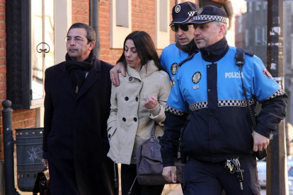 Raquel Gago llega a la Audiencia Provincial de León acompañada por su letrado, Fermín Guerrero (I) y dos policías municipales-ICAL