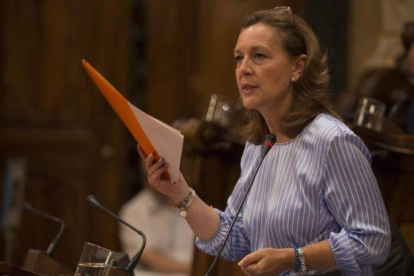 La líder de Ciudadanos en Barcelona, Carina Mejías, en un pleno del ayuntamiento.-ALBERT BERTRAN