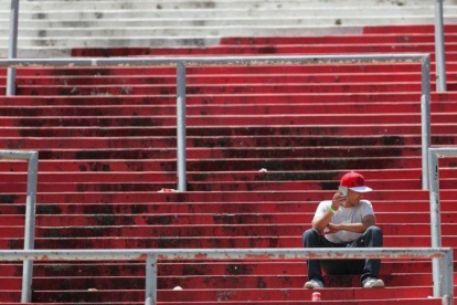 Vista general del estadio de River, sin apenas público.-EL PERIÓDICO