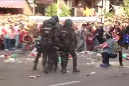 La tensión entre los seguidores obligó a la Policía a cargar contra los hinchas más violentos.-