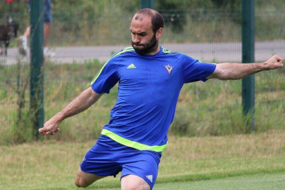 Paris Adot golpea un balón en un entrenamiento.-CDMIRANDÉS.COM
