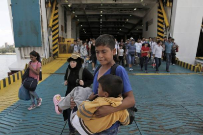 Varios refugiados sirios desembarcan en el puerto del Pireo en Grecia, este miércoles 9 de septiembre del 2015.-Foto: EFE / YANNIS KOLESIDIS
