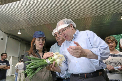 Juan Vicente Herrera se puso ayer el chaleco de ‘faena’ y aprendió a «plantar el plantón del puerro». El candidato del PP visitó primero Sepúlveda y, después, una fábrica de hortalizas en Gomezserracín, junto a la número uno a las Cortes, Silvia Clemente.-El Mundo