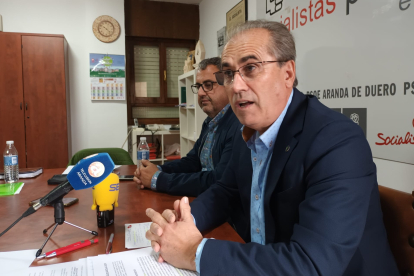 Imagen del procurador, Luis Briones, durante la rueda de prensa ofrecida hoy en Aranda de Duero