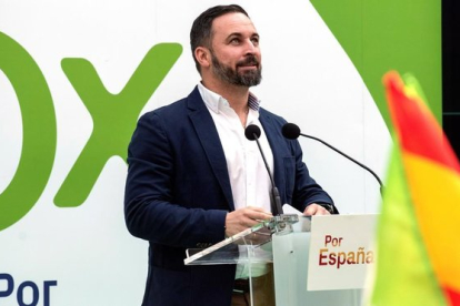 El candidato de Vox a las generales, Santiago Abascal, en un mitin en Vitoria.-EFE / ADRIÁN RUIZ DE HIERRO