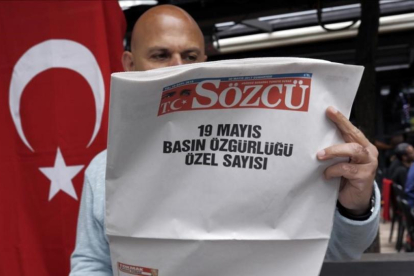 El periiódico turco 'Sozcu' se publicó el sábado en blanco para protestar por las detenciones de periodistas.-AP / BURHAN OZBILICI