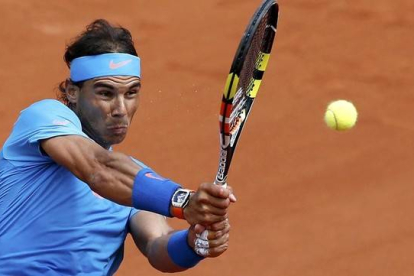 Rafael Nadal, en acción, en su debut en Roland Garros.-Foto:   REUTERS / PASCAL ROSSIGNOL
