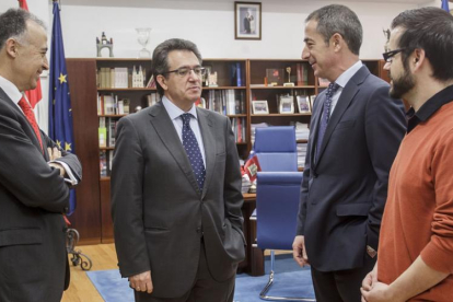 Álvaro Retortillo, Alfonso Murillo y José Manuel Bilbao, conversan antes de firmar el convenio.-SANTI OTERO