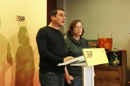 Quim Arrufat y Eulàlia Reguant, en la rueda de prensa posterior al consejo político de la CUP.-