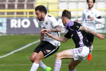 Adrián controla un balón contra el Real Valladolid B.-SANTI OTERO