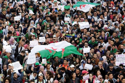 Los estudiantes participan en una protesta para denunciar una oferta del presidente Abdelaziz Bouteflika, en Argelia.-RAMZI BOUDINA / REUTERS