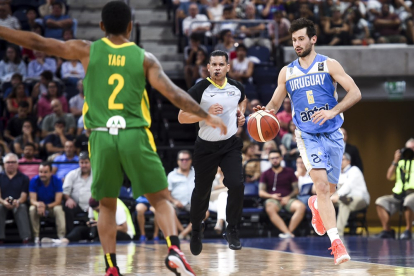 Fitipaldo sube el balón en su partido contra Brasil del pasado lunes. FIBA