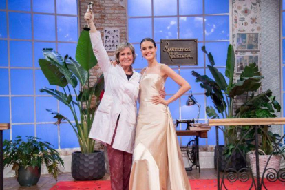 Rosa León con la modelo Blanca Padilla, que lleva el vestido que le dio la victoria en la segunda temporada de Maestros de la costura.-RTVE