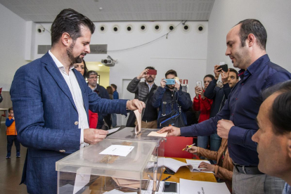 Luis Tudanca, en el momento de votar en su colegio electoral.-SANTI OTERO