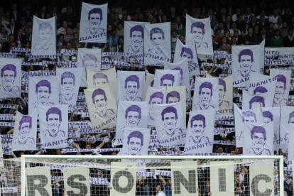 Aficionados del Real Madrid sostienen pancartas apelando al 'Espíritu Juanito'.-AFP / CHRISTOF STACHE