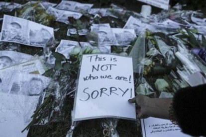 Marroquís colocan flores y mensajes de solidaridad frente a las embajadas de Noruega y Dinamarca en Rabat tras el asesinato de dos turistas escandinavas.-MOSA AB ELSHAMY
