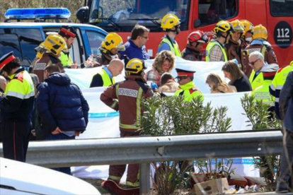 Personal de emergencia, en la zona del accidente.-AFP