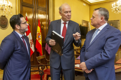 (De izq. a dcha.) José Vicente Orden, Albert Peters y Lorenzo Rodríguez durante su encuentro de ayer. S. O.