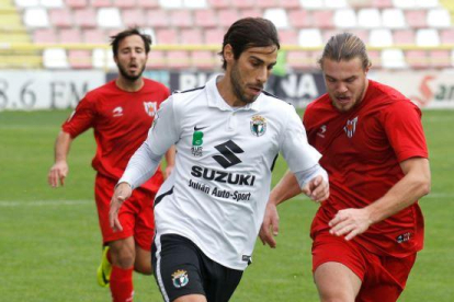 Andrés conduce el balón en el choque ante el Izarra.-SANTI OTERO