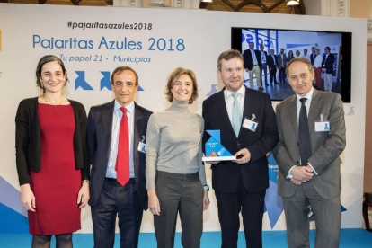 Javier Lacalle (segundo por la izq) recibió el galardón a manos de la ministra de Agricultura (centro).-ECB