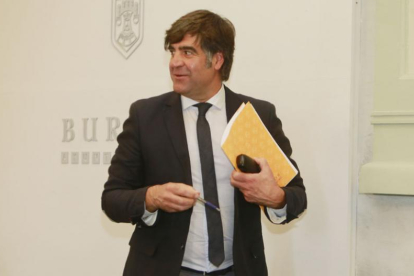 Se sospecha del cobro indebido de dietas en 15 viajes de Fernando Gómez.-RAÚL G. OCHOA