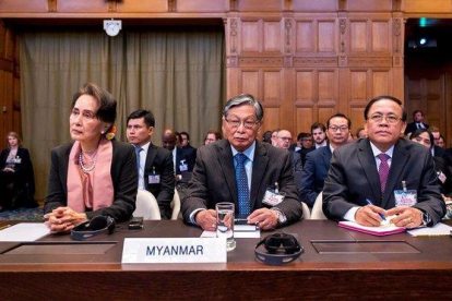 Aung San Suu Kyi , a la izquierda, en la sala de la Corte Internacional de La Haya.-EFE EPA / FRANK VAN BEEK