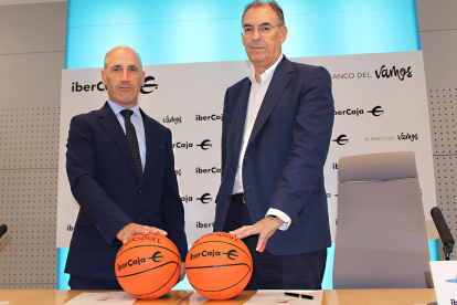 El director provincial territorial en Burgos de Ibercaja, Javier González, y el presidente del club de baloncesto Tizona, Miguel Ángel Benavente, han firmado hoy el convenio de colaboración en la sede central de Ibercaja en Burgos. ECB
