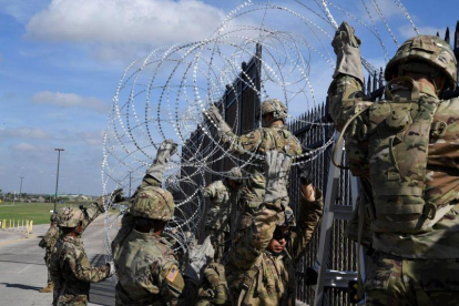 El Gobierno de Estados Unidos anunció el pasado 29 de octubre el comienzo de esta operación cuyo objetivo es evitar el acceso al país de los miles de migrantes de dos caravanas.-EFE