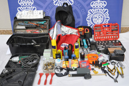 Objetos recuperados en los registros al detenido por robar en los coches. ECB