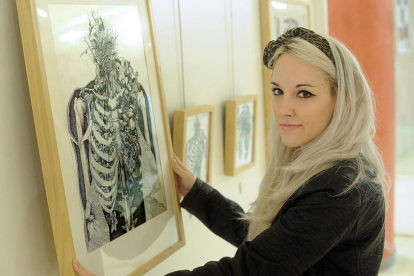 Rebeca Valenciano, con uno de los dibujos que componen esta exposición, su primera individual.-Israel L. Murillo