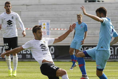 Aritz Borda disputa un balón en el choque contra el Atlético B.-SANTI OTERO