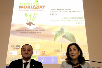 El rector de la Universidad de Valladolid, Daniel Miguel, y la directora general de Desarrollo Rural y Política Forestal del Ministerio de Agricultura, Begoña Nieto, inauguran la Conferencia Internacional 'Los desiertos verdes'-Ical