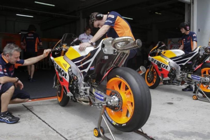 Los mecánicos de Marc Márquez ponen a punto la nueva Honda para su piloto, en los recientes ensayos de Sepang (Malasia).-