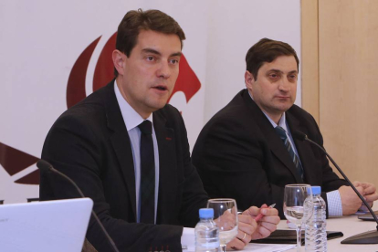 El exconcejal del PP Ángel Ibáñez junto al responsable de León Air, Santos Álvarez.-ISRAEL L. MURILLO