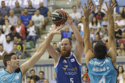 Schreiner dobla el balón en el partido contra el Estudiantes.-SANTI OTERO