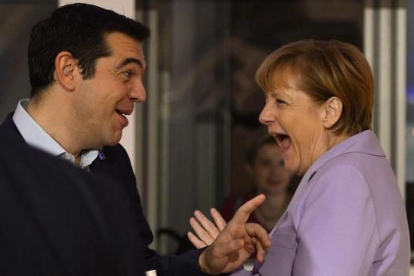 Alexis Tsipras y Angela Merkel en La Valetta.-