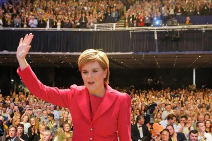 Sturgeon saluda tras su discurso en la conferencia anual del SNP, en Glasgow, este sábado.-AFP / ANDY BUCHANAN