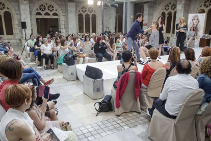 El prestigioso peluquero Moncho Moreno realizando su show delante de las 270 profesionales asistentes a la Gala Internacional de Wella.-SANTI OTERO