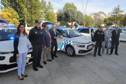 Autoridades y mandos policiales, junto a los nuevos vehículos de la Policía Local.-ISRAEL L. MURILLO
